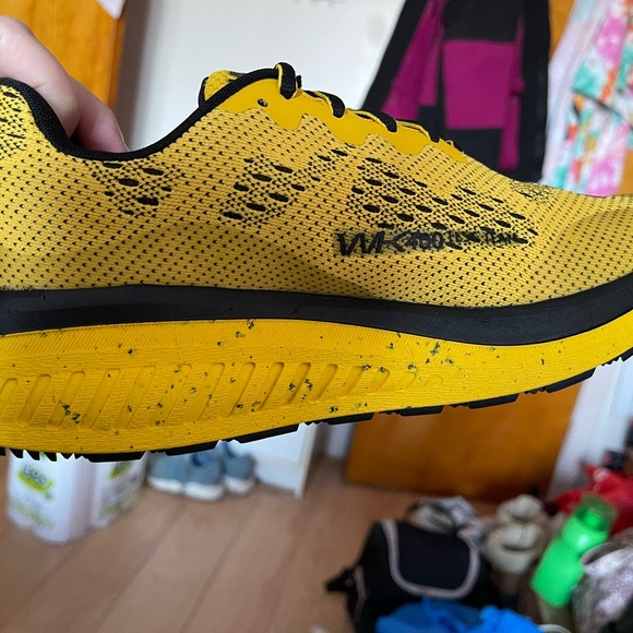 Brand new keen shoes yellow and black in box size 7 - Picture 1 of 7